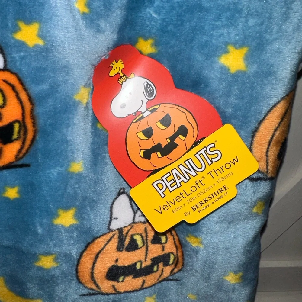 Peanuts Snoopy Halloween Pumpkin Plush Throw Blanket
